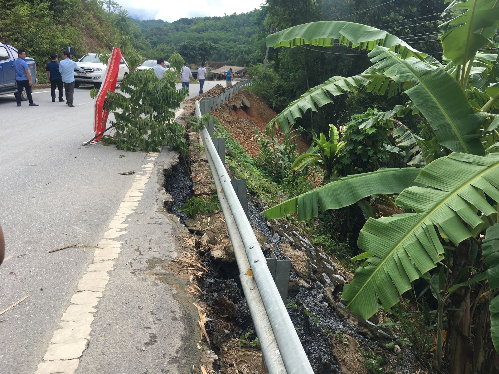 Sụt lở m&aacute;i ta luy tại Tuyến QL217, đoạn nối từ thị trấn Quan Sơn đi cửa khẩu quốc tế Na M&egrave;o.
