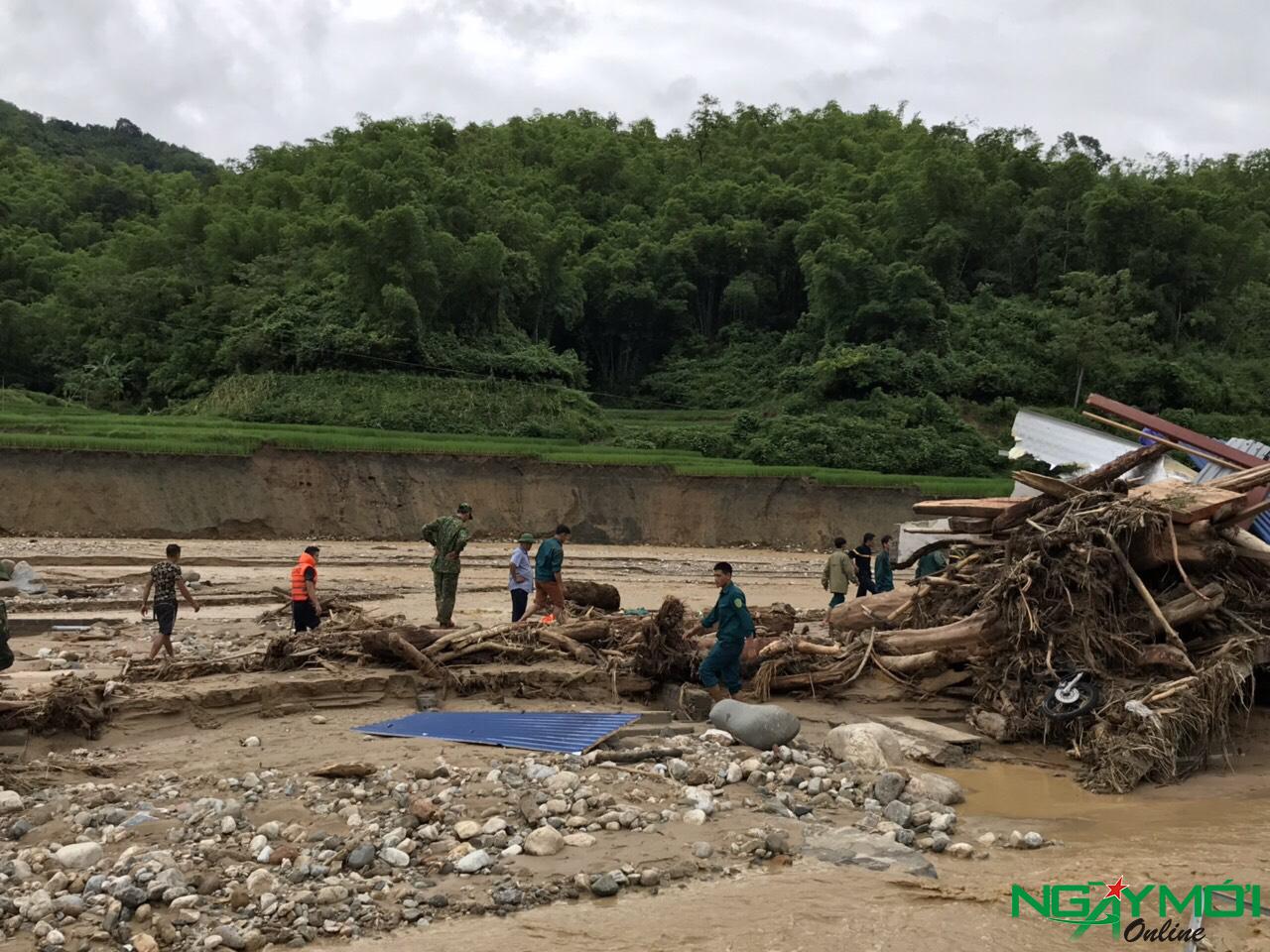 Sau cơn lũ bản Sa N&aacute; bị ph&aacute; hủy tan t&agrave;nh