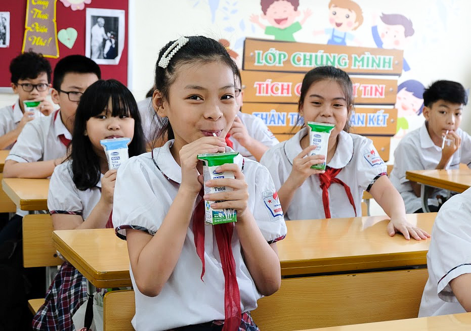 Sau 12 năm ti&ecirc;n phong thực hiện chương tr&igrave;nh Sữa học đường, Vinamilk đ&atilde; hỗ trợ hơn 300 tỷ đồng với hơn 175 triệu hộp sữa cho hơn 3 triệu trẻ em học sinh mầm non, tiểu học