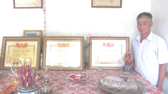 &Ocirc;ng Nguyễn Duy Chương ngừi thờ c&uacute;ng 3 liệt sĩ v&agrave; B&agrave; MVNAH Nguyễn Thị Cọi