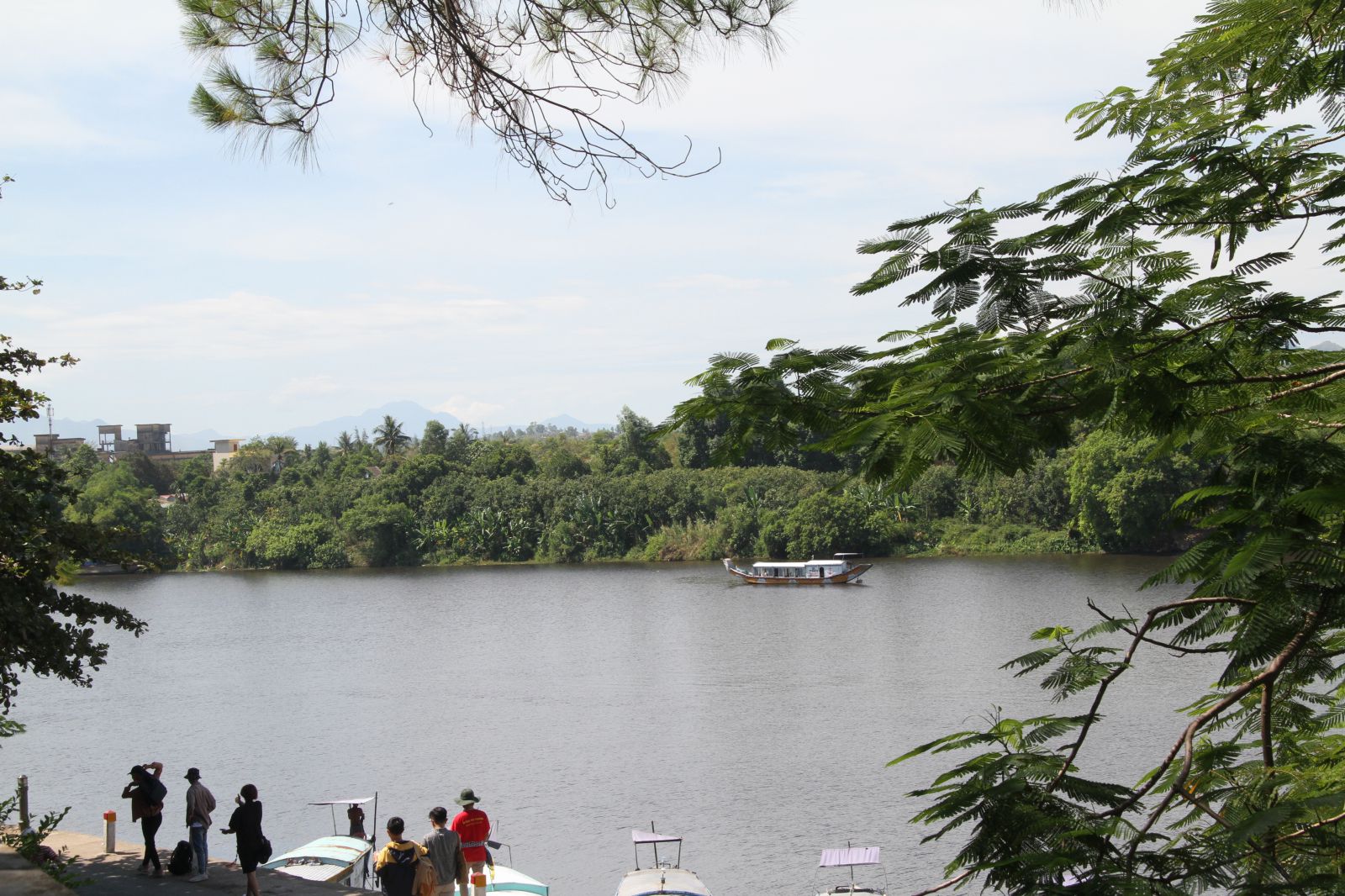 Tr&ecirc;n d&ograve;ng s&ocirc;ng Hương