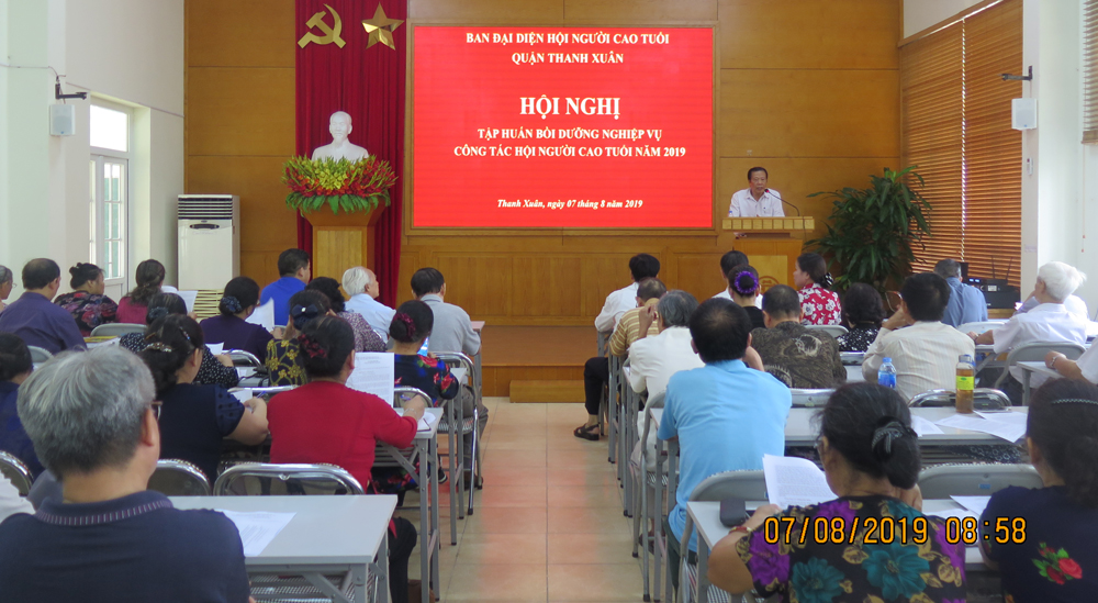 Ph&oacute; Chủ tịch Thường trực Đ&agrave;m Hữu Đắc truyền đạt tại Hội nghị