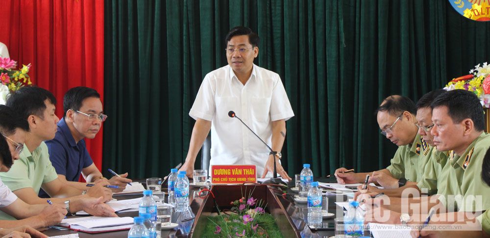 Đồng ch&iacute; Dương Văn Th&aacute;i, Ph&oacute; Chủ tịch UBND tỉnh l&agrave;m việc với Cục QLTT tỉnh Bắc Giang. (Ảnh: Báo Bắc Giang)