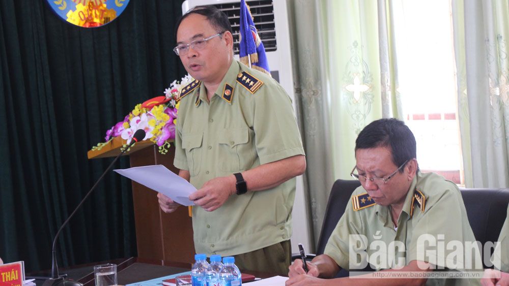 Đồng ch&iacute; Đ&agrave;o Nguy&ecirc;n Sơn, Quyền Cục trưởng Cục QLTT tỉnh Bắc Giang ph&aacute;t biểu &yacute; kiến tại buổi l&agrave;m việc. (Ảnh: Báo Bắc Giang)