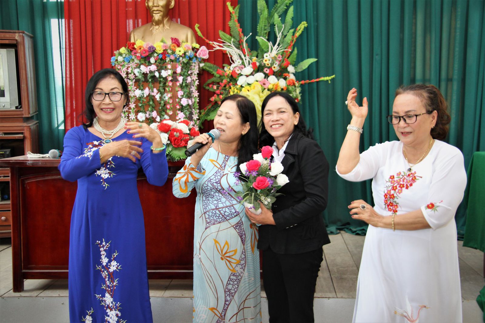 Giao lưu vui vẻ tại buổi sinh hoạt CLB của NCT tỉnh Quảng Ng&atilde;i