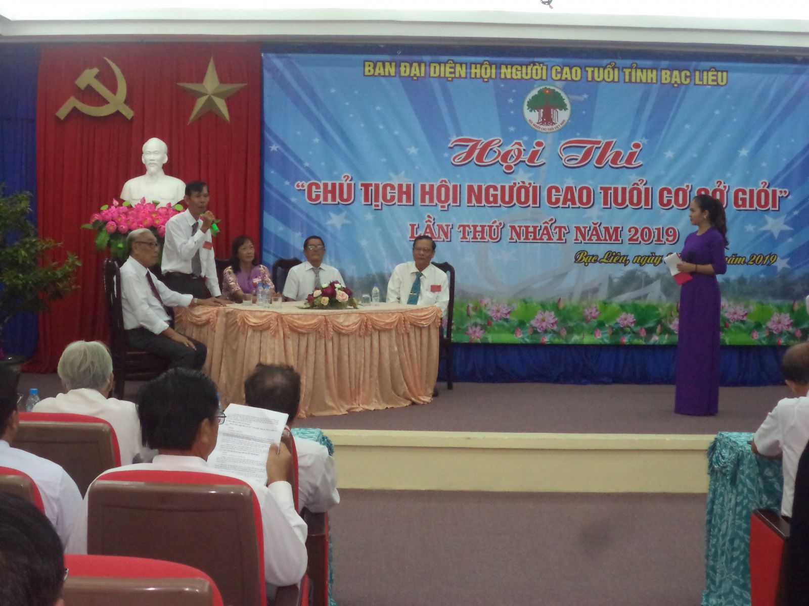 Đội dự thi của TP Bạc Li&ecirc;u đang thi phần trả lời c&acirc;u hỏi