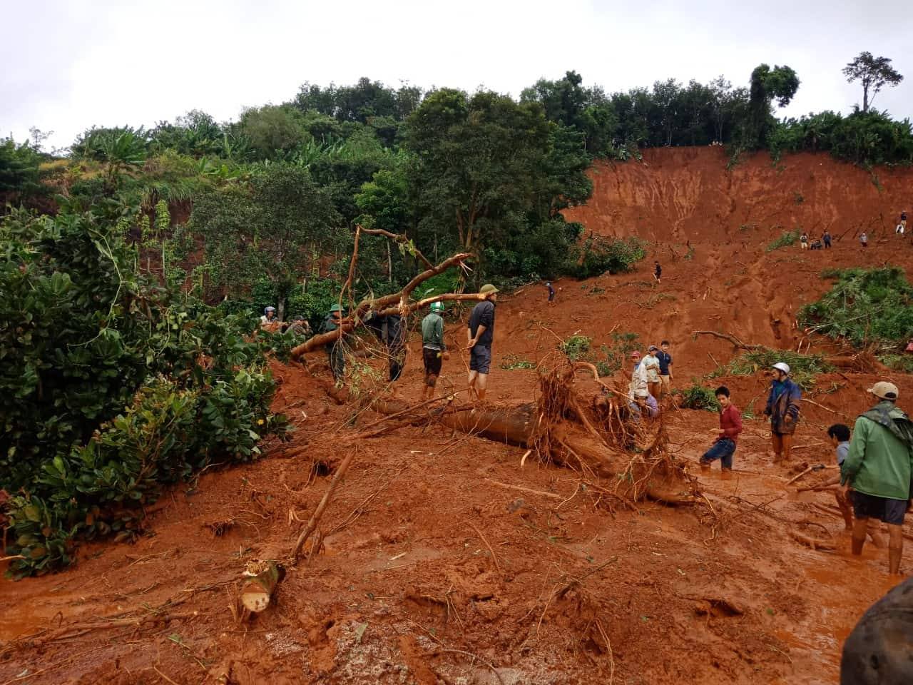 C&aacute;c nạn nh&acirc;n bị v&ugrave;i lấp do sạt lở đất đ&atilde; trong mưa lũ đ&atilde; được t&igrave;m thấy đưa về cho gia đ&igrave;nh an t&aacute;ng.
