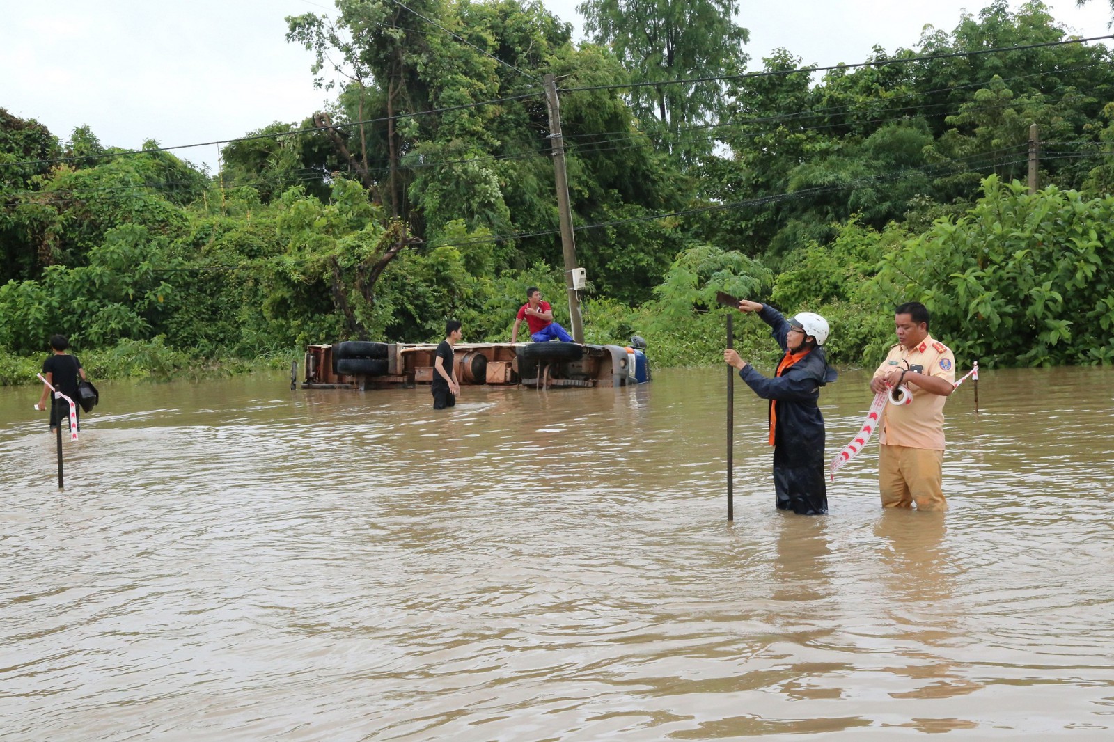 Mưu lũ g&acirc;y chia cắt, phương tiện qua lại bị lật ch&igrave;m.