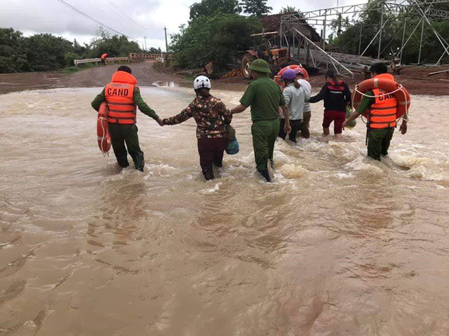 Lực lượng C&ocirc;ng an, Qu&acirc;n đội đưa người d&acirc;n đến nơi an to&agrave;n để tr&aacute;nh lữ dữ.