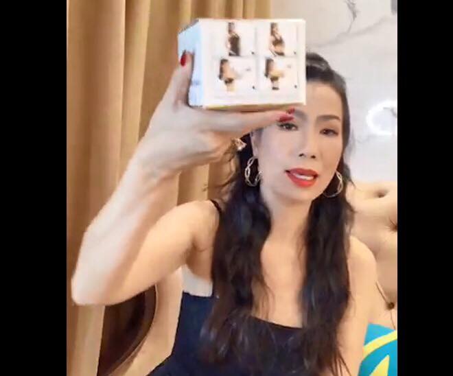 Nghệ sĩ Trịnh Kim Chi đang giới thiệu về sản phẩm Cao gừng Ho&agrave;ng Cung (ảnh cắt từ video clip)