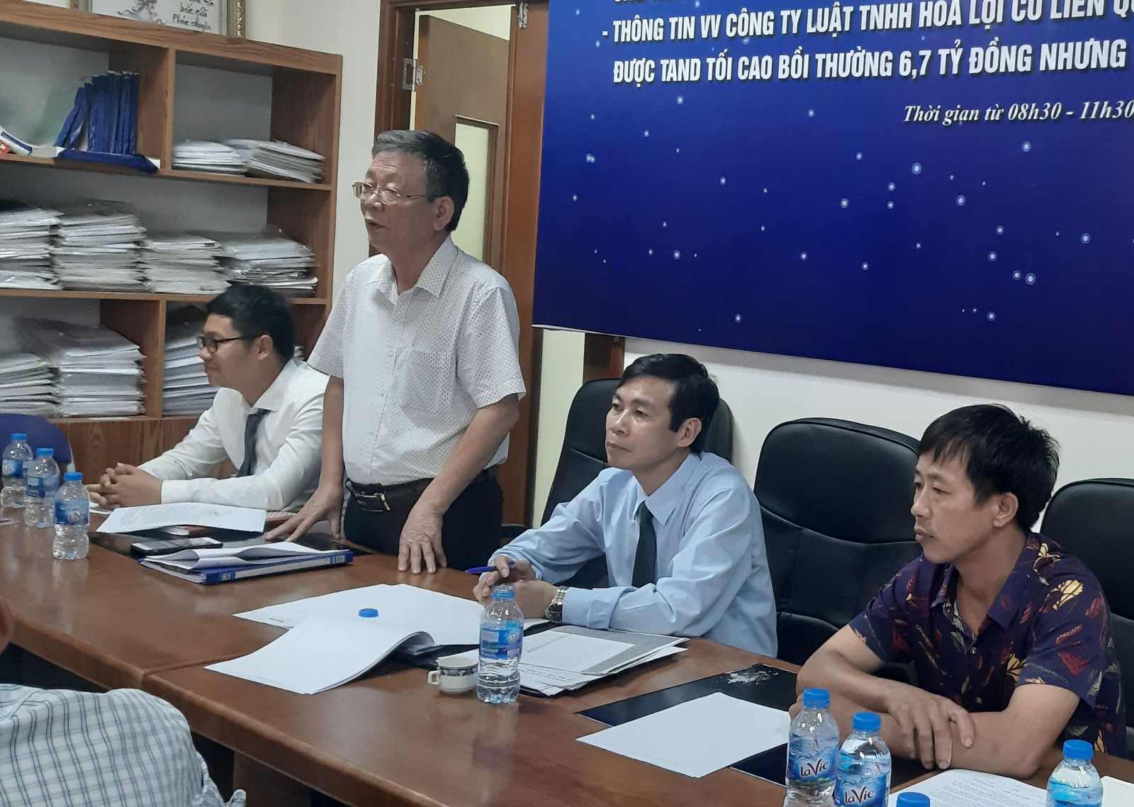 &Ocirc;ng Nguyễn Văn H&ograve;a (người đứng) tại cuộc họp b&aacute;o