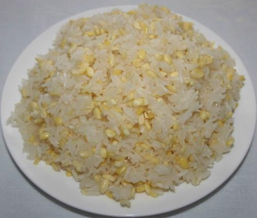 X&ocirc;i đỗ xanh: M&acirc;m cỗ chay c&uacute;ng rằm th&aacute;ng 7 kh&ocirc;ng thể thiếu x&ocirc;i đỗ xanh với c&aacute;c nguy&ecirc;n liệu rất dễ t&igrave;m, bao gồm: Gạo nếp c&aacute;i hoa v&agrave;ng, đỗ xanh v&agrave; muối hột. Bạn c&oacute; thể cho x&ocirc;i v&agrave;o 1 b&aacute;t t&ocirc;, n&eacute;n chặt xuống rồi đổ ra đĩa cho đẹp.