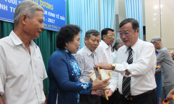 Khen thưởng NCT l&agrave;m kinh tế giỏi tỉnh Tiền Giang