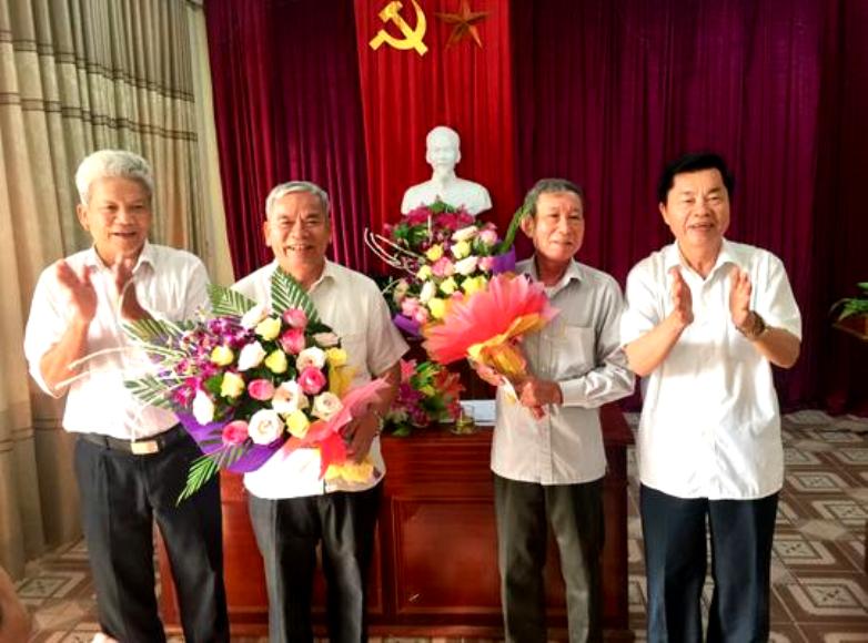 Tặng hoa ch&uacute;c mừng l&atilde;nh đạo Hội NCT huyện Hương Sơn. Ảnh IT