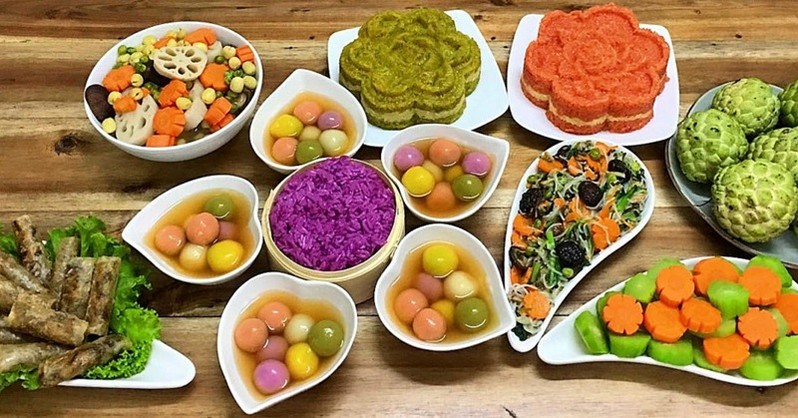 M&acirc;m c&uacute;ng Phật thường l&agrave; m&acirc;m cơm chay hoặc m&acirc;m ngũ quả th&ocirc;ng thường - Ảnh minh họa.