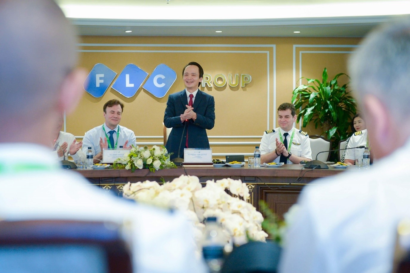 Với định hướng trở th&agrave;nh h&atilde;ng h&agrave;ng kh&ocirc;ng 5 sao, Bamboo Airways đưa ra c&aacute;c chế độ đ&atilde;i ngộ rất cao đối với phi c&ocirc;ng, tương đương những h&atilde;ng h&agrave;ng kh&ocirc;ng danh tiếng tr&ecirc;n thế giới&hellip; để thu h&uacute;t nh&acirc;n sự chất lượng cao tr&ecirc;n thị trường h&agrave;ng kh&ocirc;ng quốc tế. Đội ngũ phi c&ocirc;ng quốc tế của Bamboo Airways đều l&agrave; những phi c&ocirc;ng c&oacute; kinh nghiệm h&agrave;ng ng&agrave;n giờ bay.