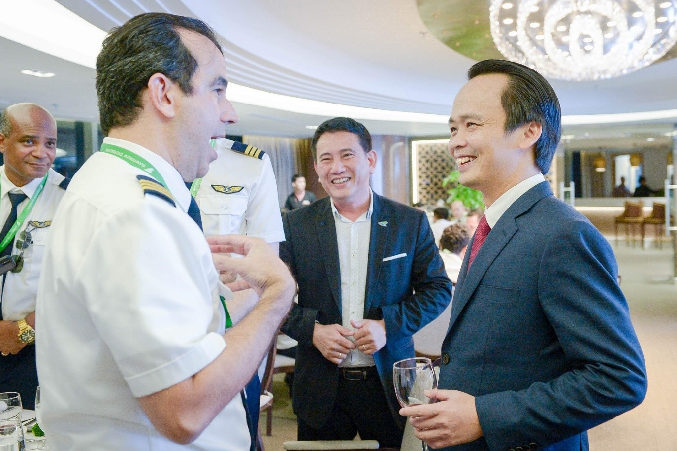 Kể từ khi khai th&aacute;c chuyến bay thương mại đầu ti&ecirc;n v&agrave;o ng&agrave;y 16/1, Bamboo Airways đ&atilde; thực hiện 10.000 chuyến bay tuyệt đối an to&agrave;n với tỷ lệ đ&uacute;ng giờ l&ecirc;n tới 95%, đứng đầu ng&agrave;nh h&agrave;ng kh&ocirc;ng Việt Nam trong 6 th&aacute;ng đầu năm 2019, với c&ocirc;ng suất ghế trung b&igrave;nh đạt tr&ecirc;n dưới 90%.