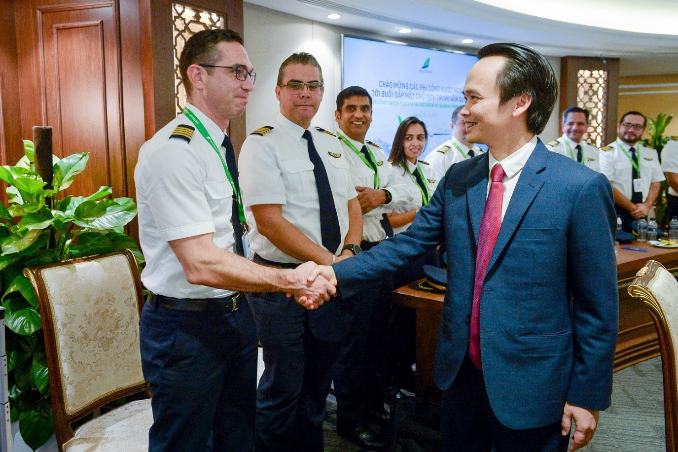 &Ocirc;ng Quyết nhận định th&ecirc;m, đội ngũ phi c&ocirc;ng quốc tế l&agrave; một trong những nh&acirc;n tố quan trọng l&agrave;m n&ecirc;n bản sắc đa dạng của doanh nghiệp, mang đến cho Bamboo Airways m&ocirc;i trường l&agrave;m việc đa quốc gia hiện đại, văn minh v&agrave; cởi mở.