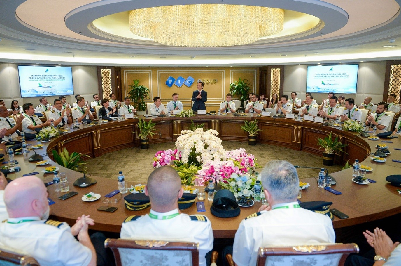 B&ecirc;n cạnh kế hoạch ph&aacute;t triển nguồn nh&acirc;n lực, H&atilde;ng đang đẩy mạnh qu&aacute; tr&igrave;nh chuẩn h&oacute;a đội bay, dự kiến đến năm 2020 h&atilde;ng sẽ c&oacute; 30 m&aacute;y bay th&acirc;n hẹp Airbus A321neo v&agrave; th&acirc;n rộng Boeing 787 &ndash; 9 Dreamliner. Những chiếc m&aacute;y bay th&acirc;n rộng 787 &ndash; 9 Dreamliner đầu ti&ecirc;n sẽ được Boeing b&agrave;n giao cho Bamboo Airways v&agrave;o qu&yacute; 4/2020.