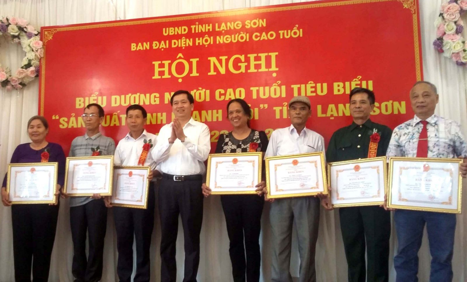 Trao Bằng khen UBND tỉnh Lạng Sơn cho NCT l&agrave;m kinh tế giỏi. Ảnh IT