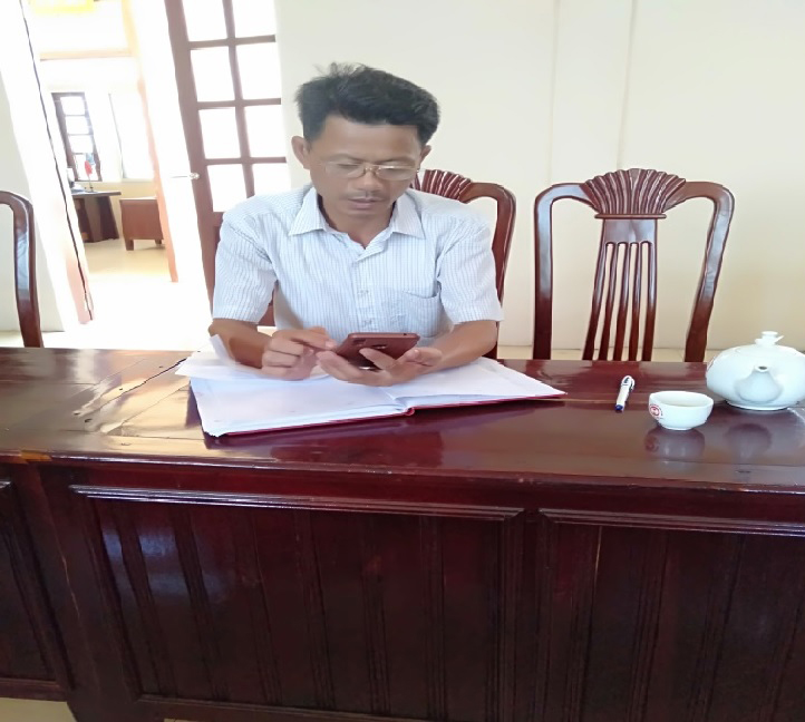 &Ocirc;ng L&ecirc; Văn Đoàn, Phó Bí thư Thường trực làm vi&ecirc;̣c với tác giả