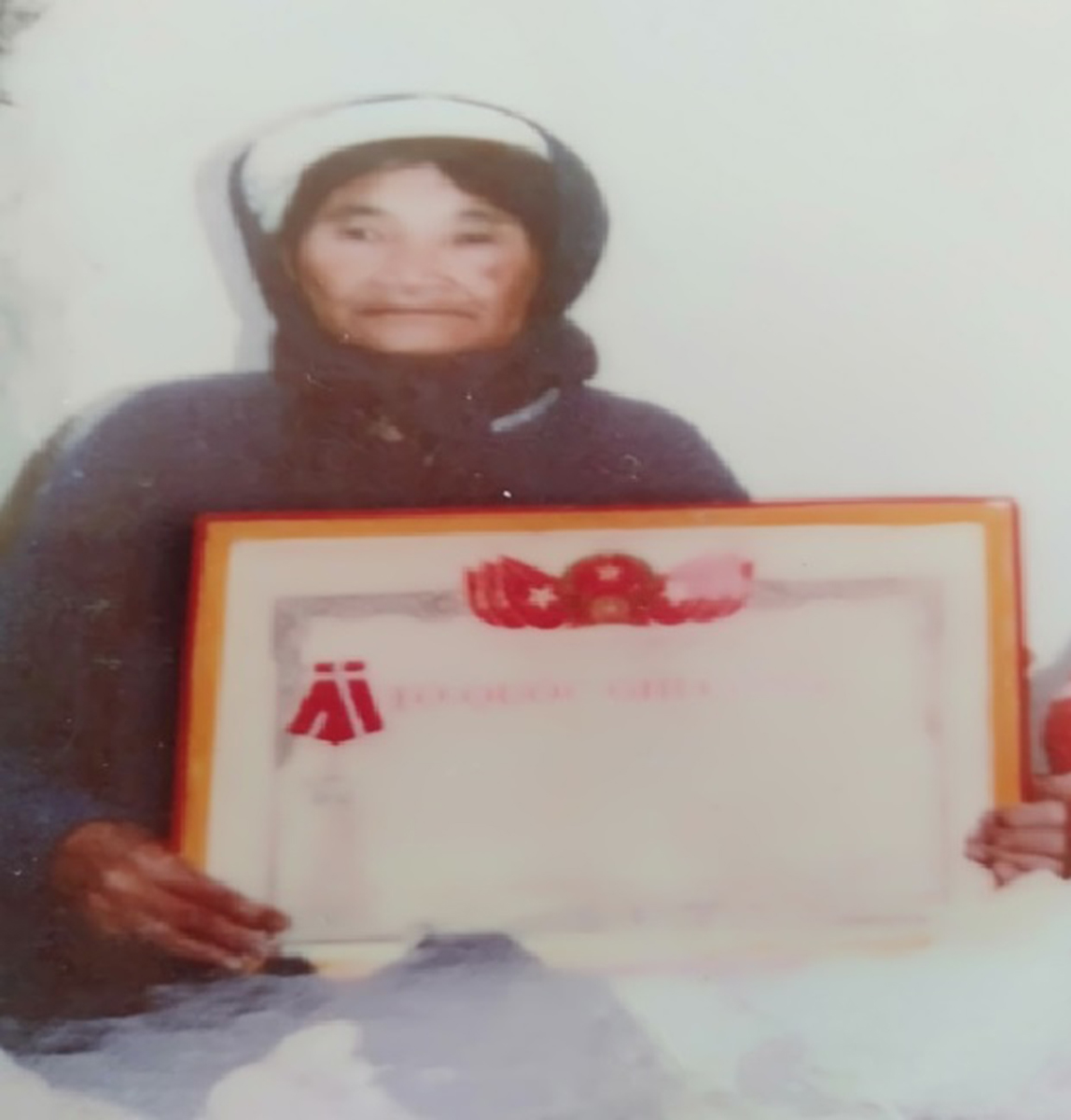 Cụ H&ocirc;̀ Thị Mỵ và t&acirc;́m Bằng T&ocirc;̉ qu&ocirc;́c ghi c&ocirc;ng sau khi nhà bị chính quy&ecirc;̀n xã Hải Bình phá