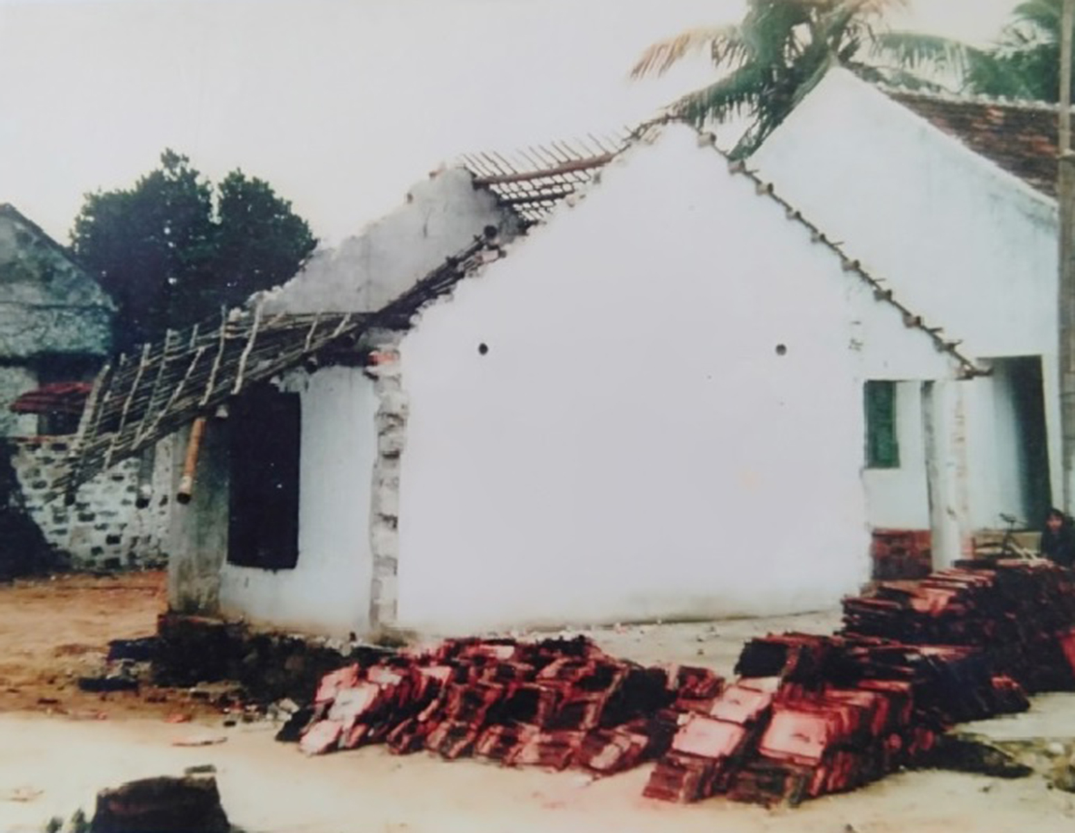 Căn nh&agrave; bị UBND x&atilde; Hải B&igrave;nh ph&aacute; tan hoang