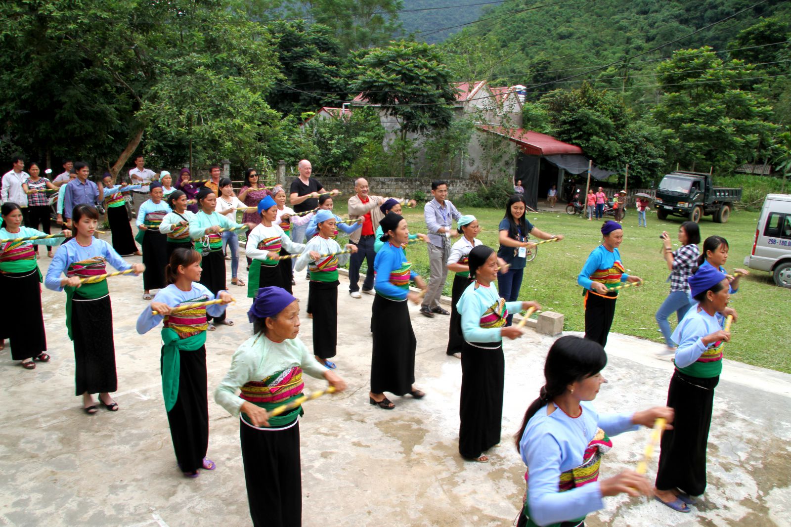 Buổi sinh hoạt của CLB Li&ecirc;n thế hệ tự gi&uacute;p nhau th&ocirc;n Luồng, x&atilde; Thiết Kế, huyện B&aacute; Thước.