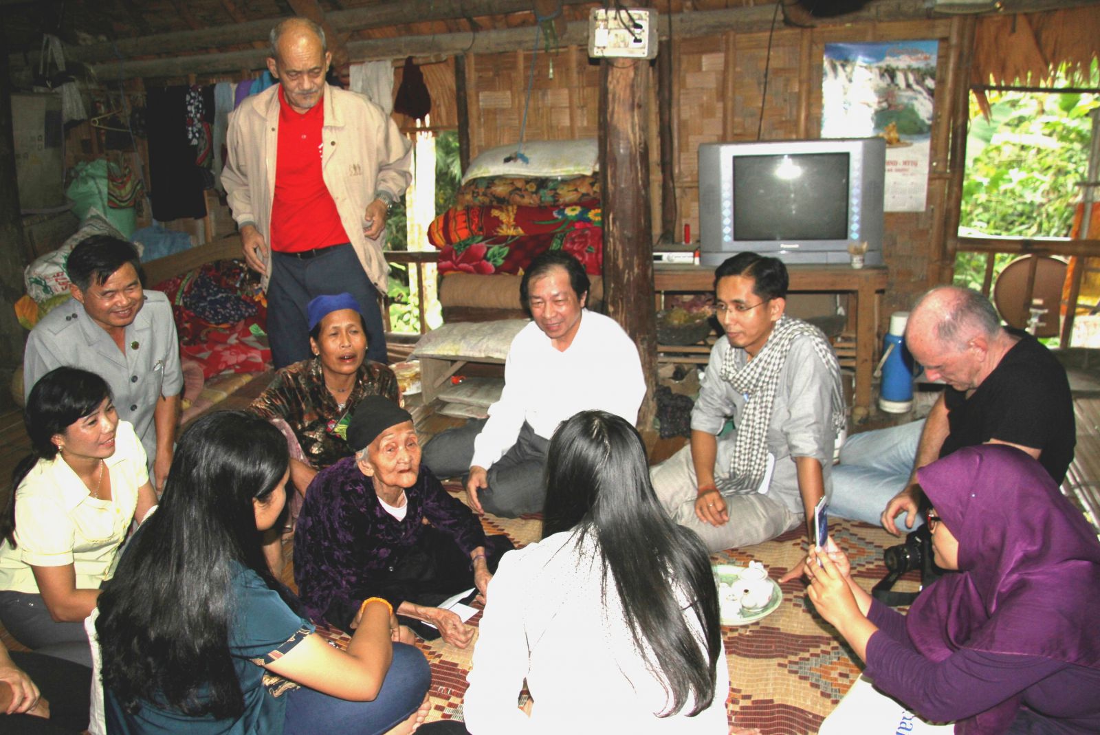 Thăm m&ocirc; h&igrave;nh t&igrave;nh nguyện vi&ecirc;n gi&uacute;p NCT c&oacute; ho&agrave;n cảnh kh&oacute; khăn ở huyện B&aacute; Thước