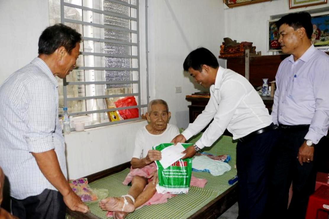 Tặng qu&agrave; NCT c&oacute; ho&agrave;n cảnh kh&oacute; khăn của tỉnh H&agrave; Tĩnh. Ảnh IT