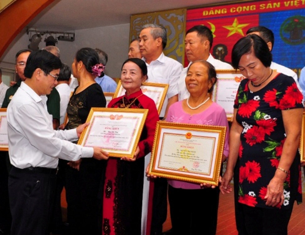 L&atilde;nh đạo tỉnh H&agrave; Tĩnh khen thưởng NCT l&agrave;m kinh tế giỏi. Ảnh IT