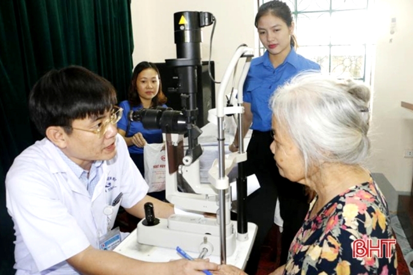 Kh&aacute;m mắt cho NCT H&agrave; Tĩnh. Ảnh IT