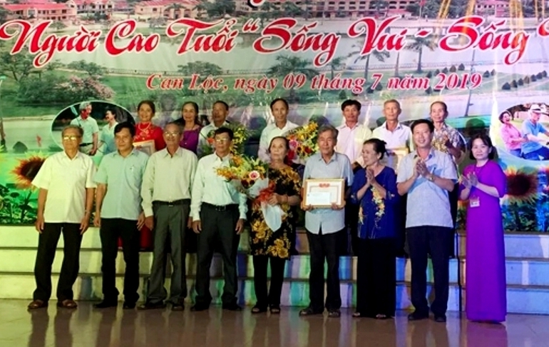 Hội thi sống vui sống khỏe của NCT huyện Can Lộc. Ảnh IT