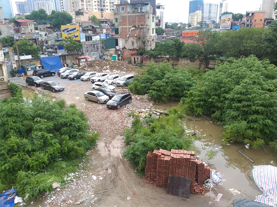 C&acirc;y cối um t&ugrave;m trong khu&ocirc;n vi&ecirc;n dự &aacute;n, một phần diện t&iacute;ch được d&ugrave;ng l&agrave;m nơi giữ xe &ocirc; t&ocirc;