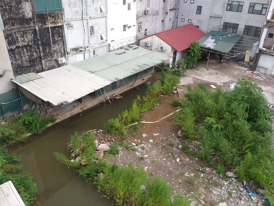 B&ecirc;n trong dự &aacute;n ẩm ướt, nhếch nh&aacute;c