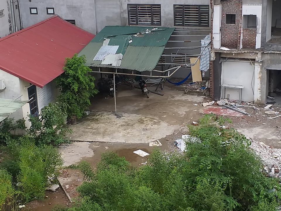 B&ecirc;n trong dự &aacute;n ẩm ướt, nhếch nh&aacute;c