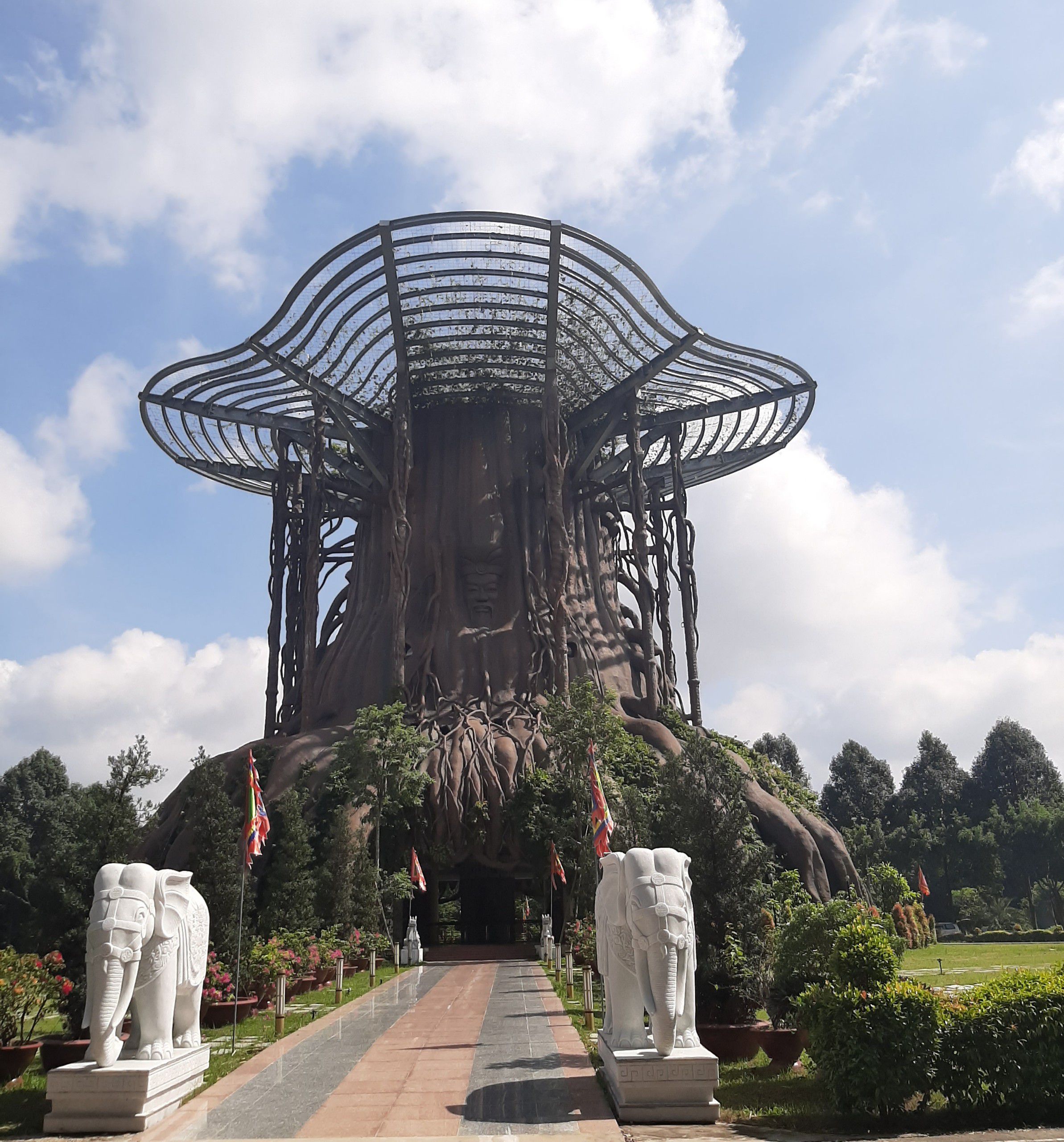 C&ocirc;ng tr&igrave;nh văn h&oacute;a Hồn Việt l&agrave; một trong những khu văn h&oacute;a mang gi&aacute; trị t&acirc;m linh nằm trong khu&ocirc;n vi&ecirc;n Hoa vi&ecirc;n