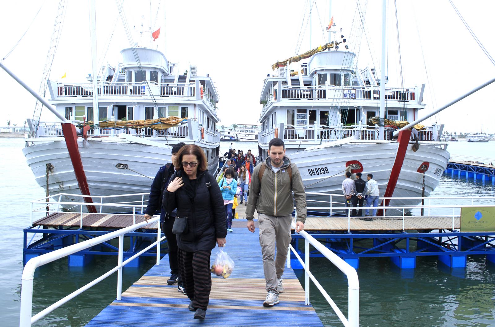 C&aacute;c du thuyền 5 sao của Tập đo&agrave;n Tuần Ch&acirc;u phục vụ du kh&aacute;ch thăm vịnh