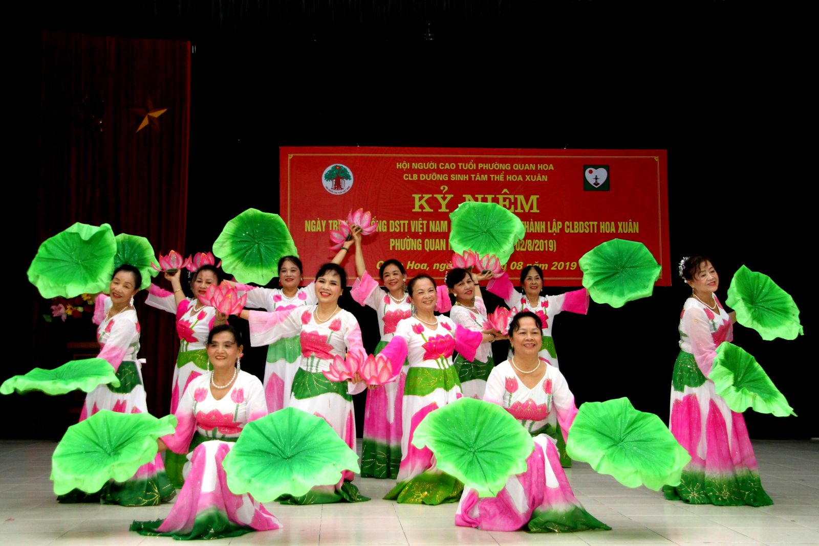 Văn nghệ ch&agrave;o mừng