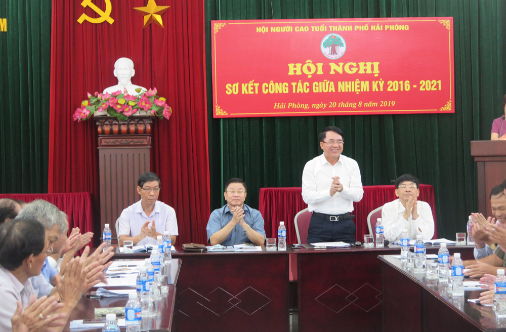 &Ocirc;ng L&ecirc; Khắc Nam, Ph&oacute; chủ tịch UBND th&agrave;nh phố Hải Ph&ograve;ng, Trưởng ban c&ocirc;ng t&aacute;c NCT tới ch&uacute;c mừng Hội nghị