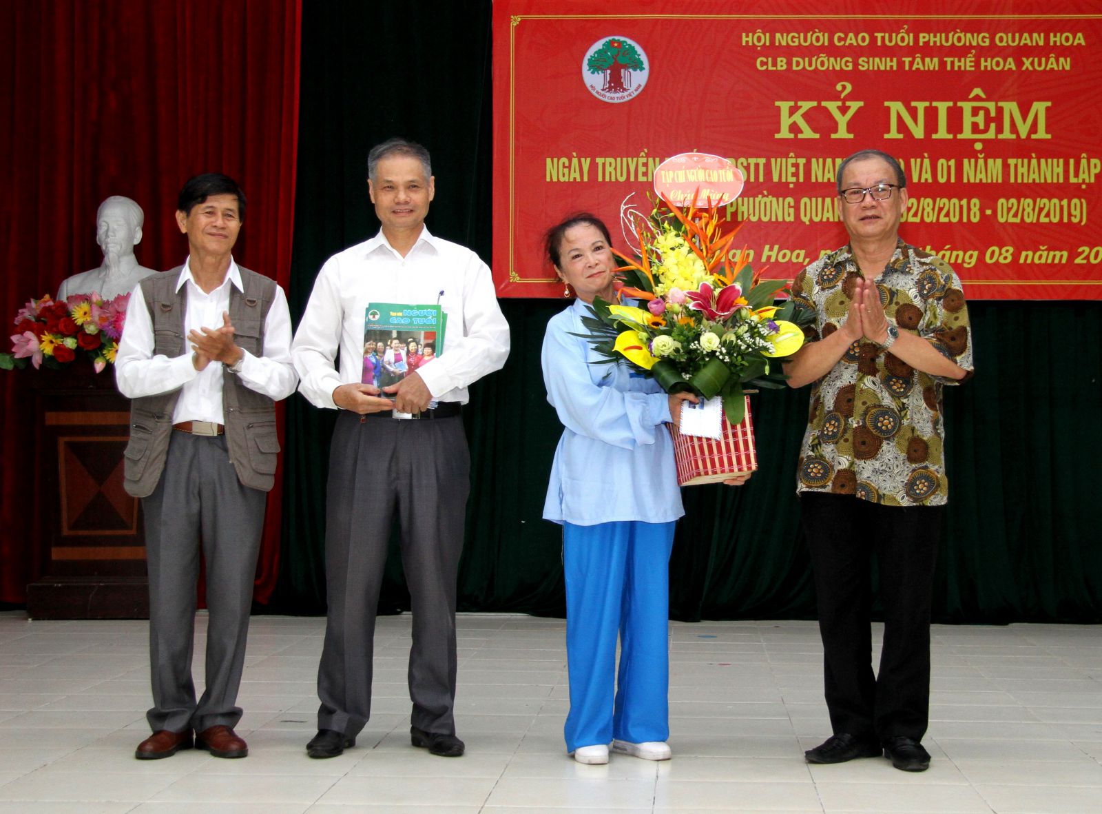 Tặng hoa ch&uacute;c mừng CLB