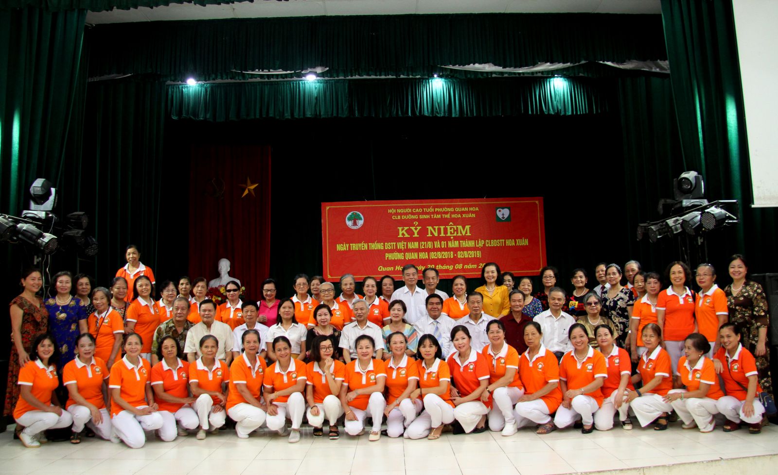 C&aacute;c đại biểu chụp ảnh lưu niệm