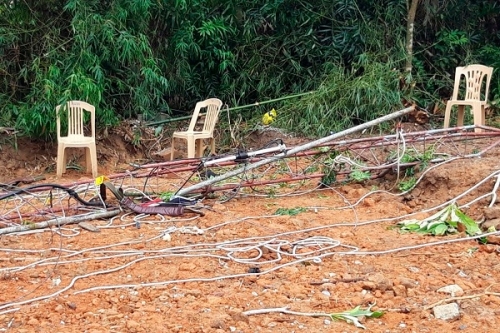 Tháo dỡ cột ăng ten, hai công nhân bị rơi xuống đất tử vong