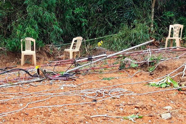 Tháo dỡ cột ăng ten, hai công nhân bị rơi xuống đất tử vong