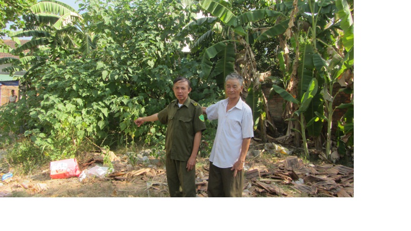 &Ocirc;ng Nguyễn Duy Lương (mặc &aacute;o trắng) tr&ecirc;n đ&aacute;t vườn của cụ Nguyễn Thị Cọi Mẹ VNAH