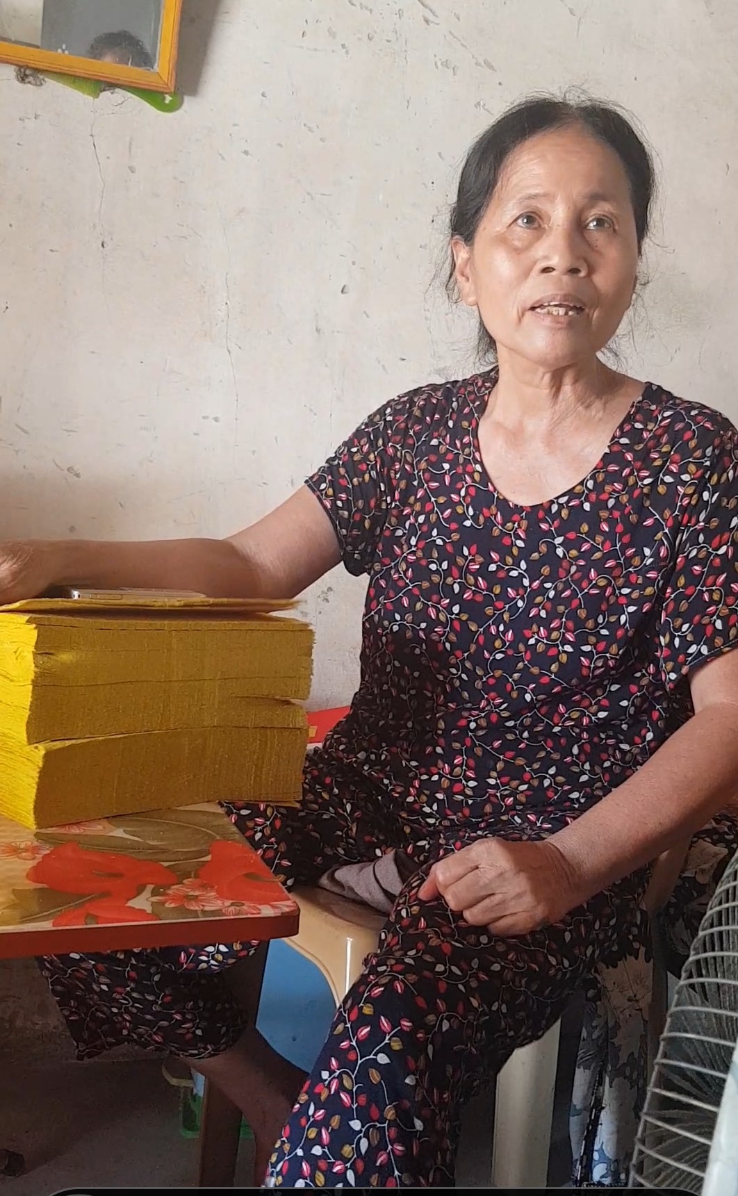 PV trao đổi với b&agrave; Phạm Thị Kh&aacute;nh &ndash; vợ &ocirc;ng Cần