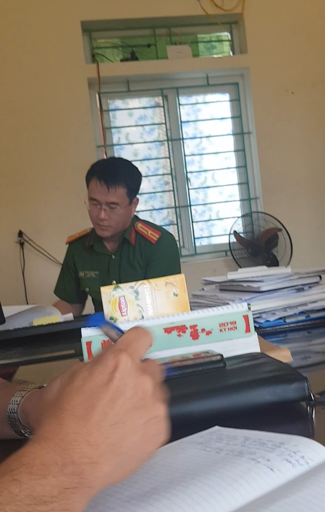 Đội trưởng Đội cảnh s&aacute;t H&igrave;nh sự CA huyện Trực Ninh, Trịnh Trường Sơn l&agrave;m việc với PV