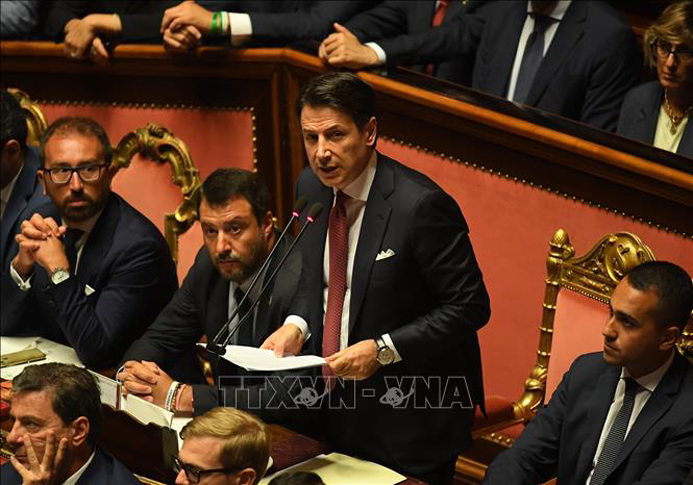 Thủ tướng Italy Giuseppe Conte (giữa) ph&aacute;t biểu tại phi&ecirc;n họp Thượng viện ở Rome, ng&agrave;y 20/8/2019. Ảnh: THX/TTXVN