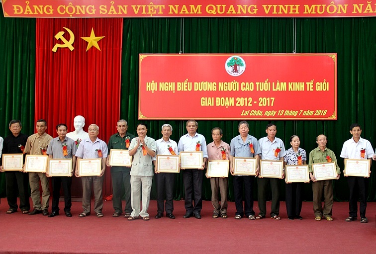 Nhiều NCT l&agrave;m kinh tế giỏi tỉnh Lai Ch&acirc;u được khen thưởng