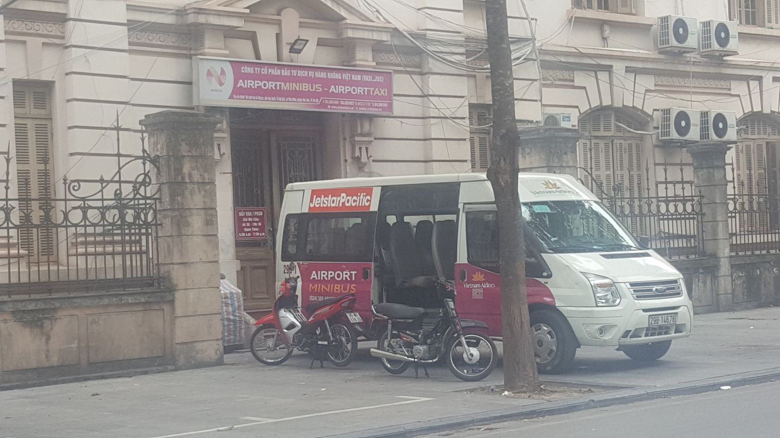 Mặt phố Quang Trung đang được C&ocirc;ng ty Cổ phần Đầu tư Dịch vụ H&agrave;ng kh&ocirc;ng Việt Nam sử dụng để l&agrave;m điểm khai th&aacute;c dịch vụ taxi